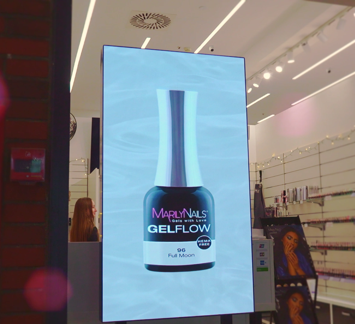 Crystal Nails üzlet belső álló LED kijelző reklámfelület – ProLED